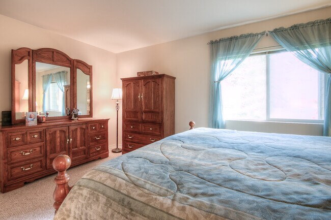 Building Photo - Beautiful 3 Bedroom Bordeaux Condo with 2 ...