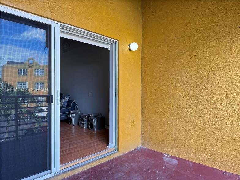 Building Photo - 9725 Fontainebleau Blvd