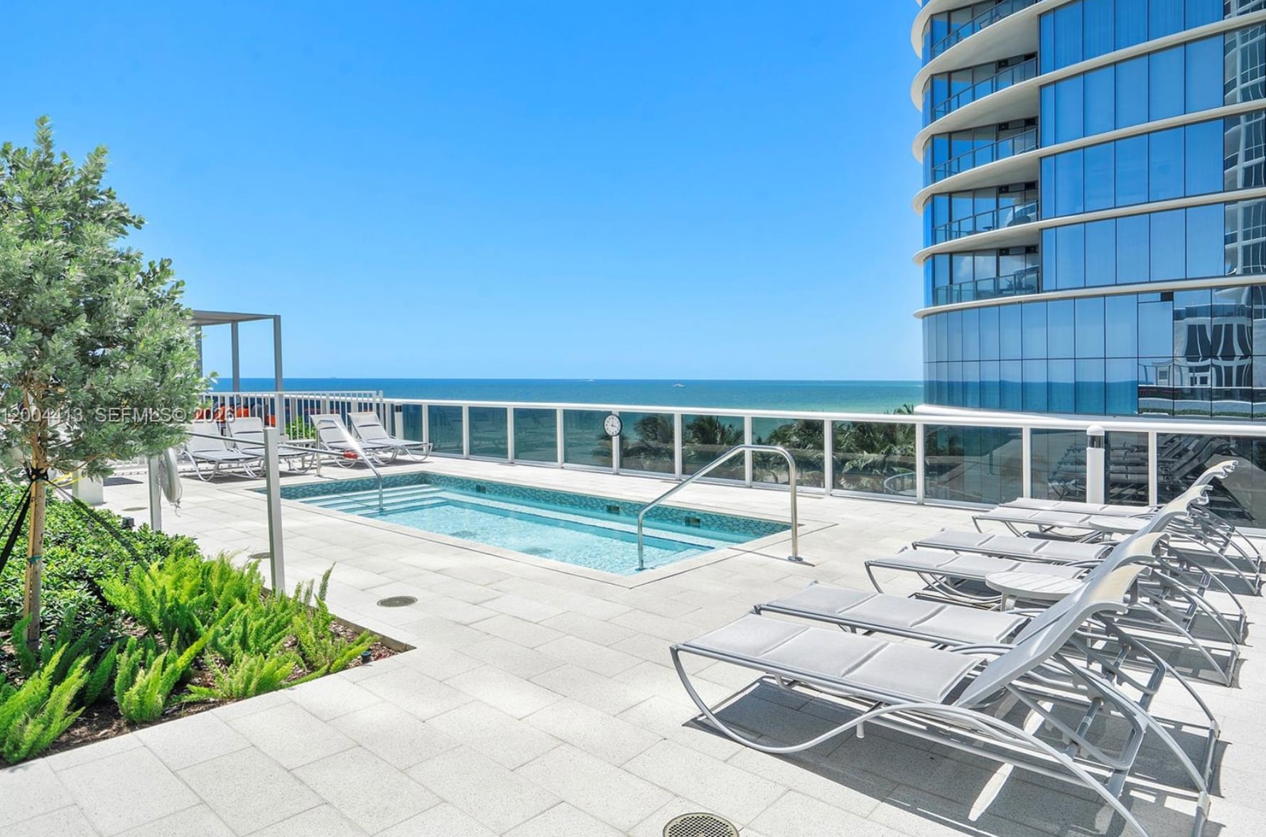 Building Photo - 15811 Collins Ave
