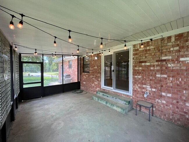 Building Photo - Very Nice 3 Bedroom 2 Bathroom House near the University of Arkansas Little Rock