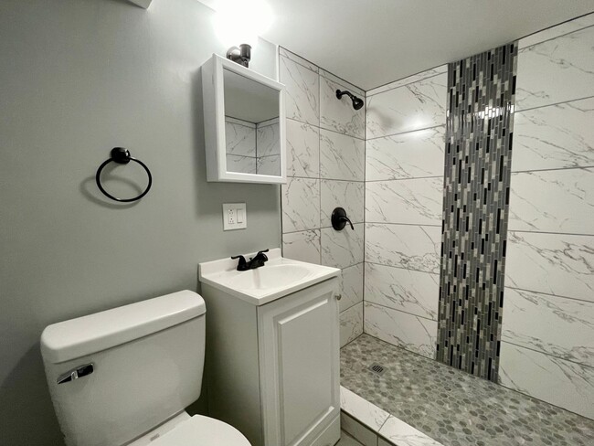 Building Photo - Newly Renovated 2-bed 2-bath - In Unit Lau...