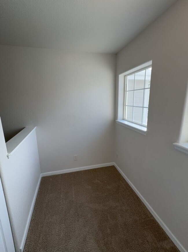 Building Photo - Spacious 2 Bed, 2 Bath Condo
