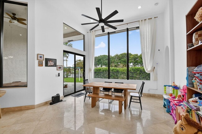 Building Photo - 10337 Trianon Pl