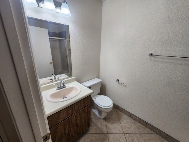 Building Photo - Cozy 1 Bedroom Apartment