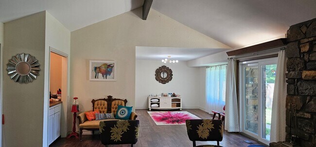 Building Photo - Contemporary Ranch in a beautiful, quiet s...