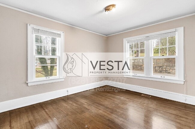 Building Photo - 68 Maple St