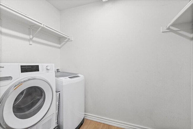 Building Photo - 2200 Dickson Dr