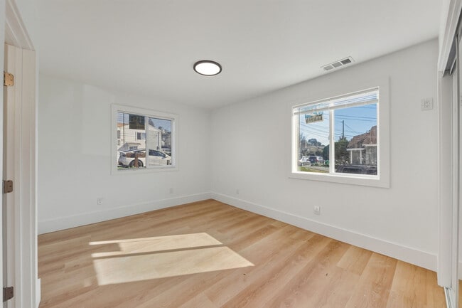 Building Photo - 1671 Mono Ave