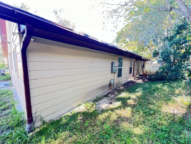 Building Photo - Charming 2-Bedroom, 2-Bathroom Home in a Tranquil Leesburg Community with Open Garage and Versati...