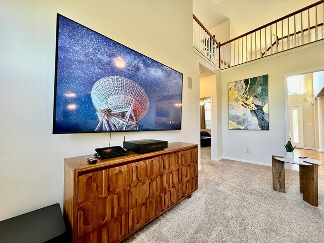 Building Photo - Large executive home in pool community Mas...
