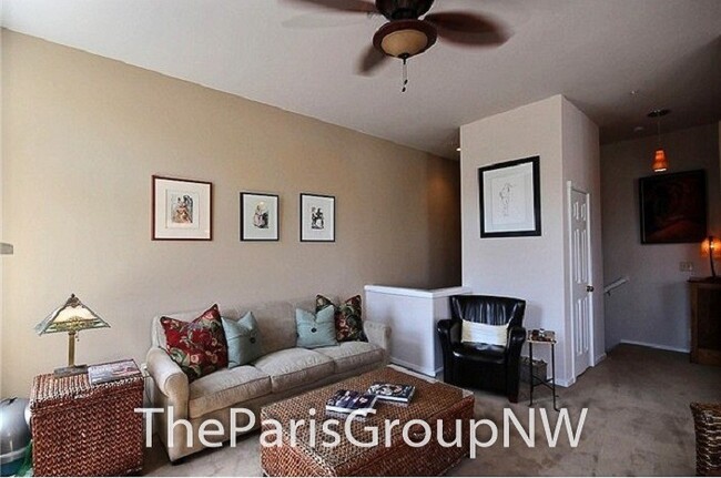 Building Photo - Gorgeous Renton Highlands Condo * Attached...