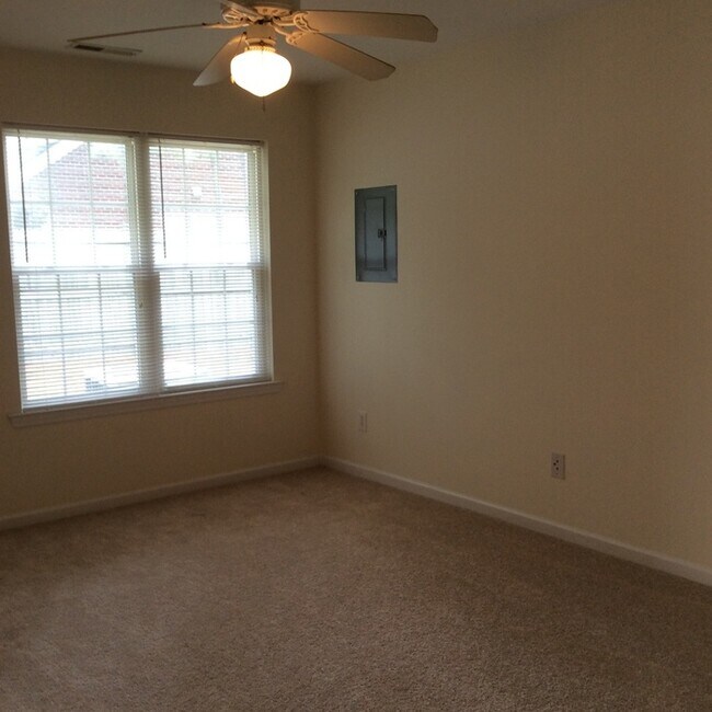 Building Photo - Updated flooring, McClelland Town homes 2BR/2Bath one level patio home, with back court yard! Clo...