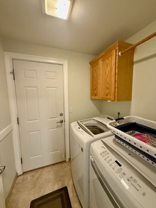 Building Photo - Lovely 3 Bedroom Single Level home with St...