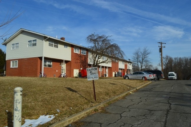 Primary Photo - Croom Manor Apartments