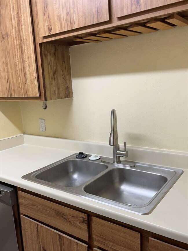 Building Photo - 3919 Fairmont Pkwy