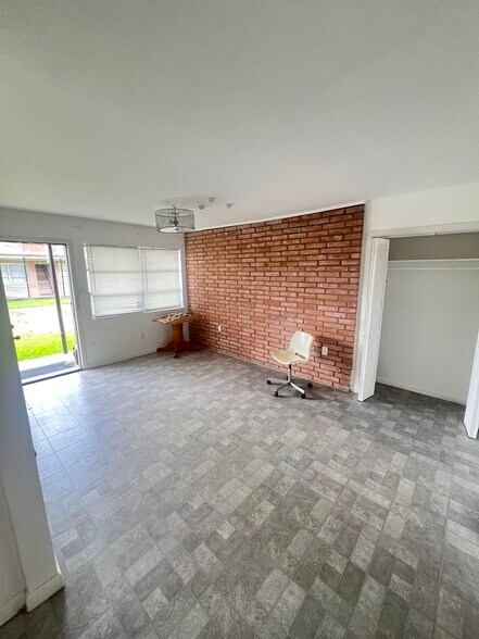 living room - 3834 Glen Arbor Dr