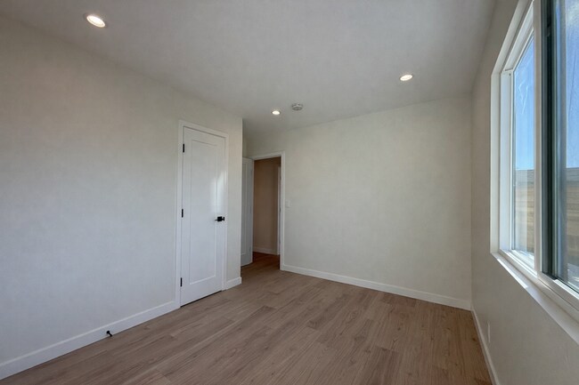 Building Photo - 4601 Almayo Ave