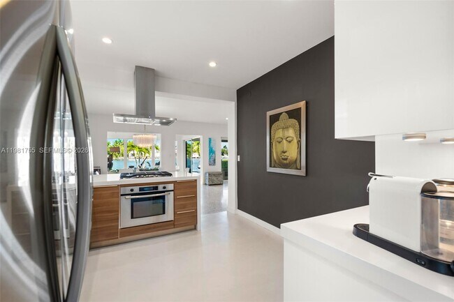 Building Photo - 365 N Shore Dr