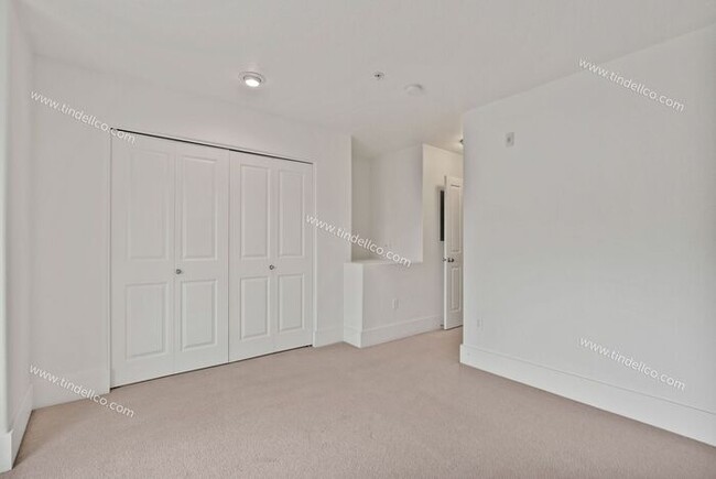 Building Photo - Picturesque 2 Bedroom 2.5 Bathroom Townhou...