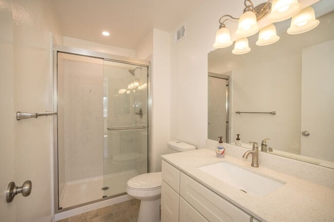 Building Photo - Completely Remodeled 2 Bed, 2 Bath Condo in Desirable Greenhouse Complex!