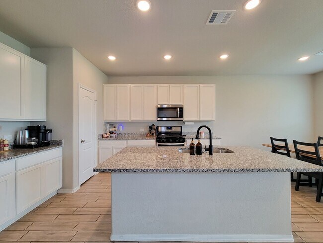 Building Photo - Beautifully updated 5-bedroom, 3.5-bath home located on a quiet cul-de-sac in a desirable Houston...