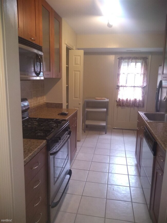 Building Photo - 2 br, 1 bath Condo - 5913 Mayflower Court T3