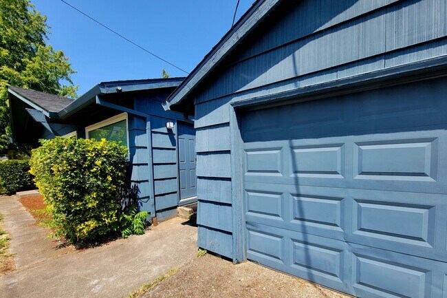 Building Photo - Spacious Yard and Detached Garage - Captiv...
