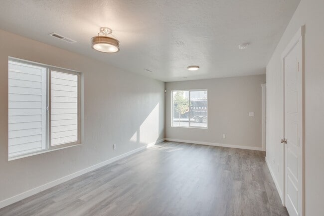 Building Photo - Beautiful, Modern 2 Bedroom Cottage Available!