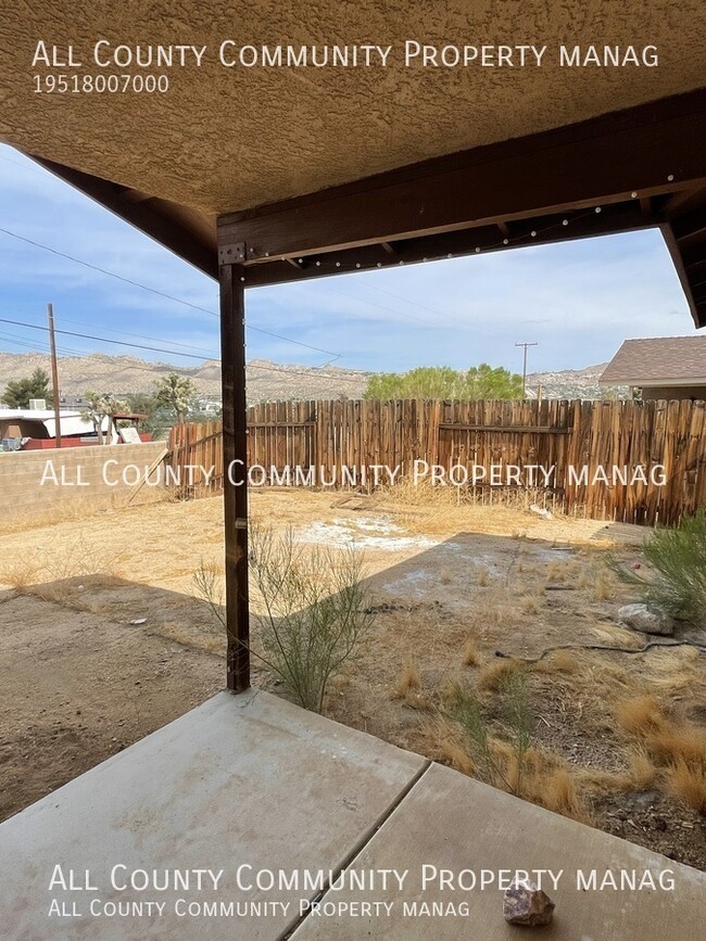 Building Photo - 2 Bed 1.75 Bath in Yucca Valley!