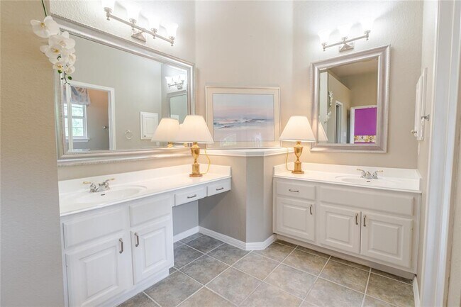 Building Photo - 9201 Trowbridge Cove