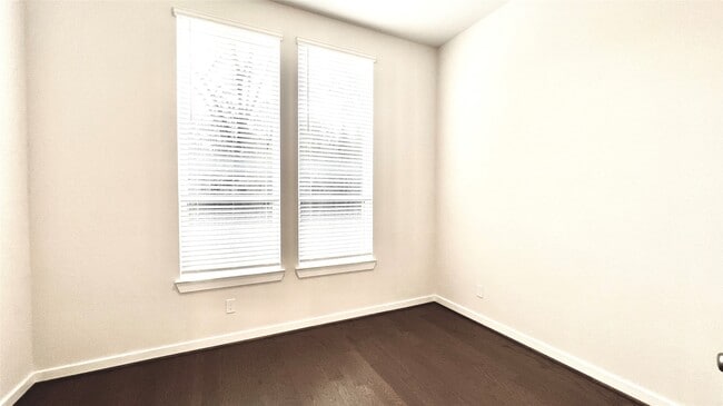 Building Photo - 212 Milas Cv