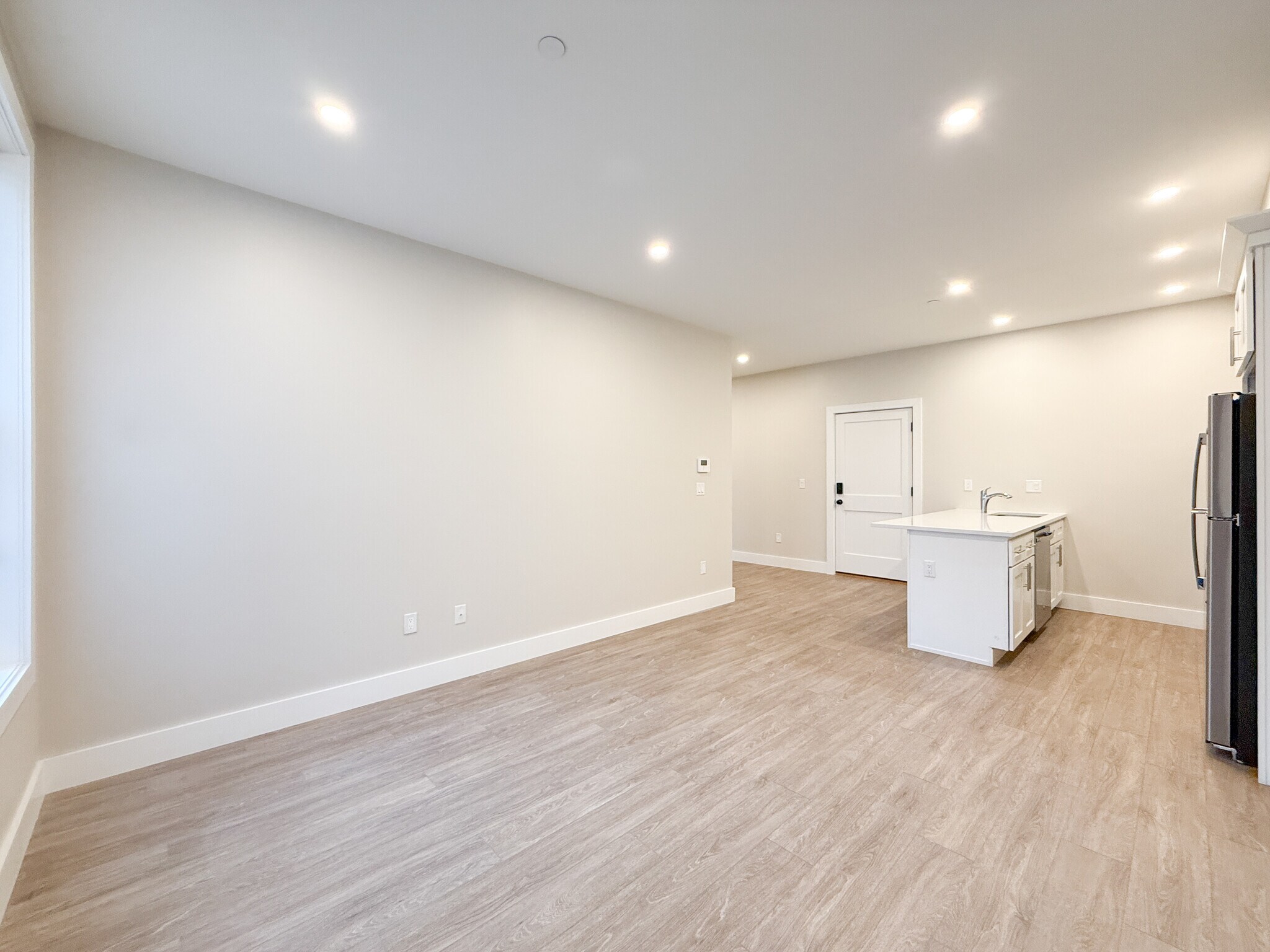 Building Photo - 58 River St