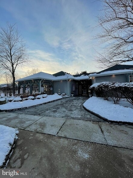 Building Photo - 5207A Adelaide Dr