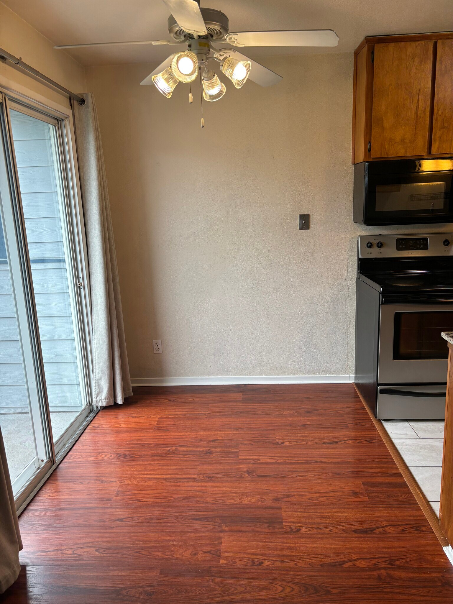 Dining room - 445 Almond Dr. #29