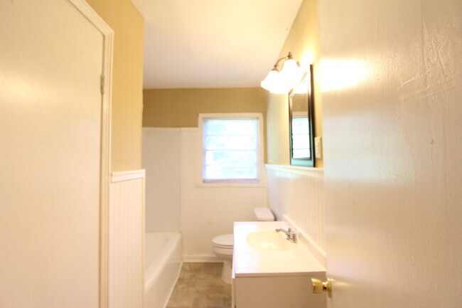 Building Photo - New On The Market!! Will not last long at ...