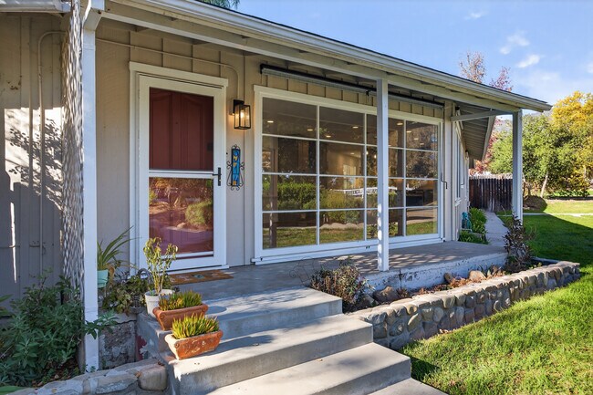 Building Photo - 914 El Paseo Rd