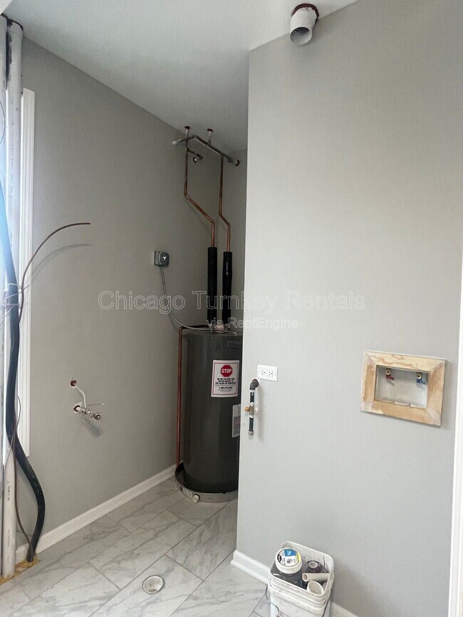 Building Photo - 2336 S Troy St