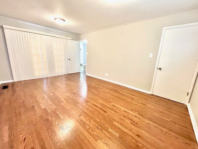 Building Photo - $500 Move In Special-or-$100 off monthly r...