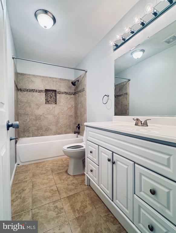 Building Photo - 4037 Summer Hollow Ct