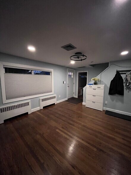 1st Fl - Living Room - 48 Aberdeen Rd