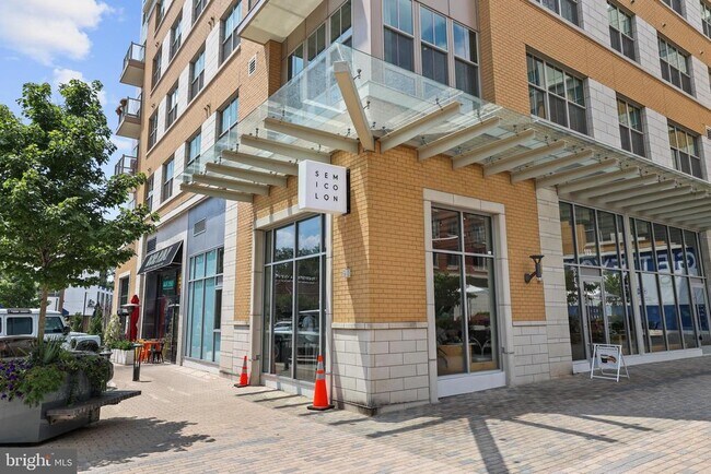 Building Photo - 513 W Broad St