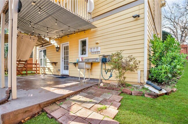 Building Photo - 1093 3rd St