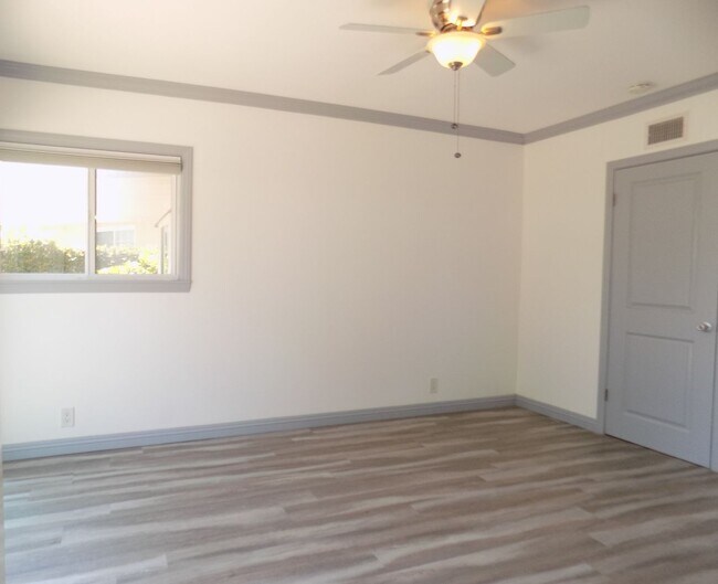 Building Photo - Ranch Style 1 Level, 3Bed/2Bath, Miraleste Pines, Custom Touches Everywhere