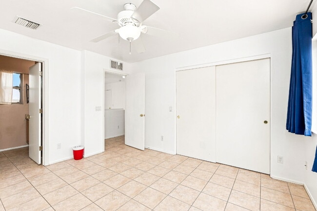 Building Photo - 2426 W Silverbell Tree Dr