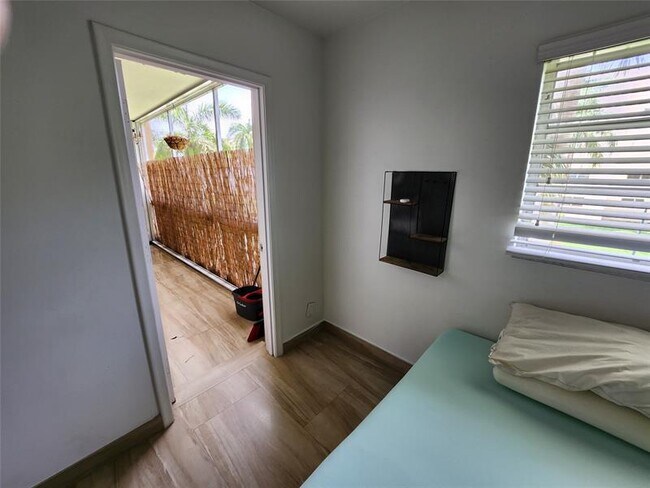 Building Photo - 219 NE 14th Ave