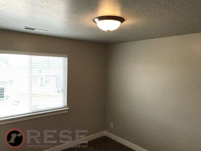Building Photo - Beautiful Edge Townhome in Bluffdale