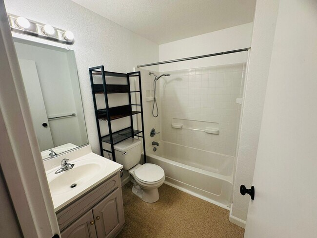 Building Photo - Spacious 1 Bedroom in Downtown Sacramento Where Convivence Is KEY! CALL Today To Schedule a Showing!