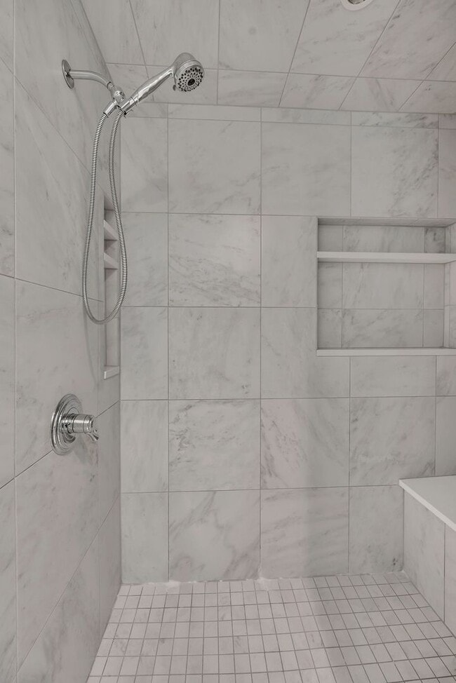 Building Photo - Luxury unfurnished 4BR/4.5BA Tudor in Belle Meade Links.