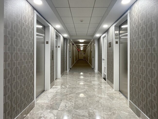 Building Photo - 2 Hawthorne Pl