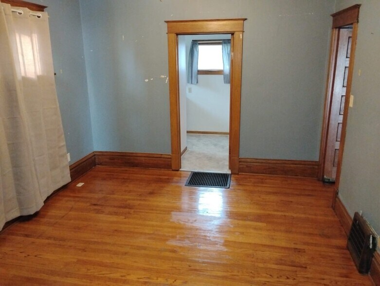Building Photo - 818 4th Ave N